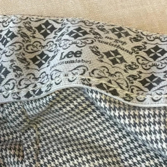 Lee - Picture 6 of 8